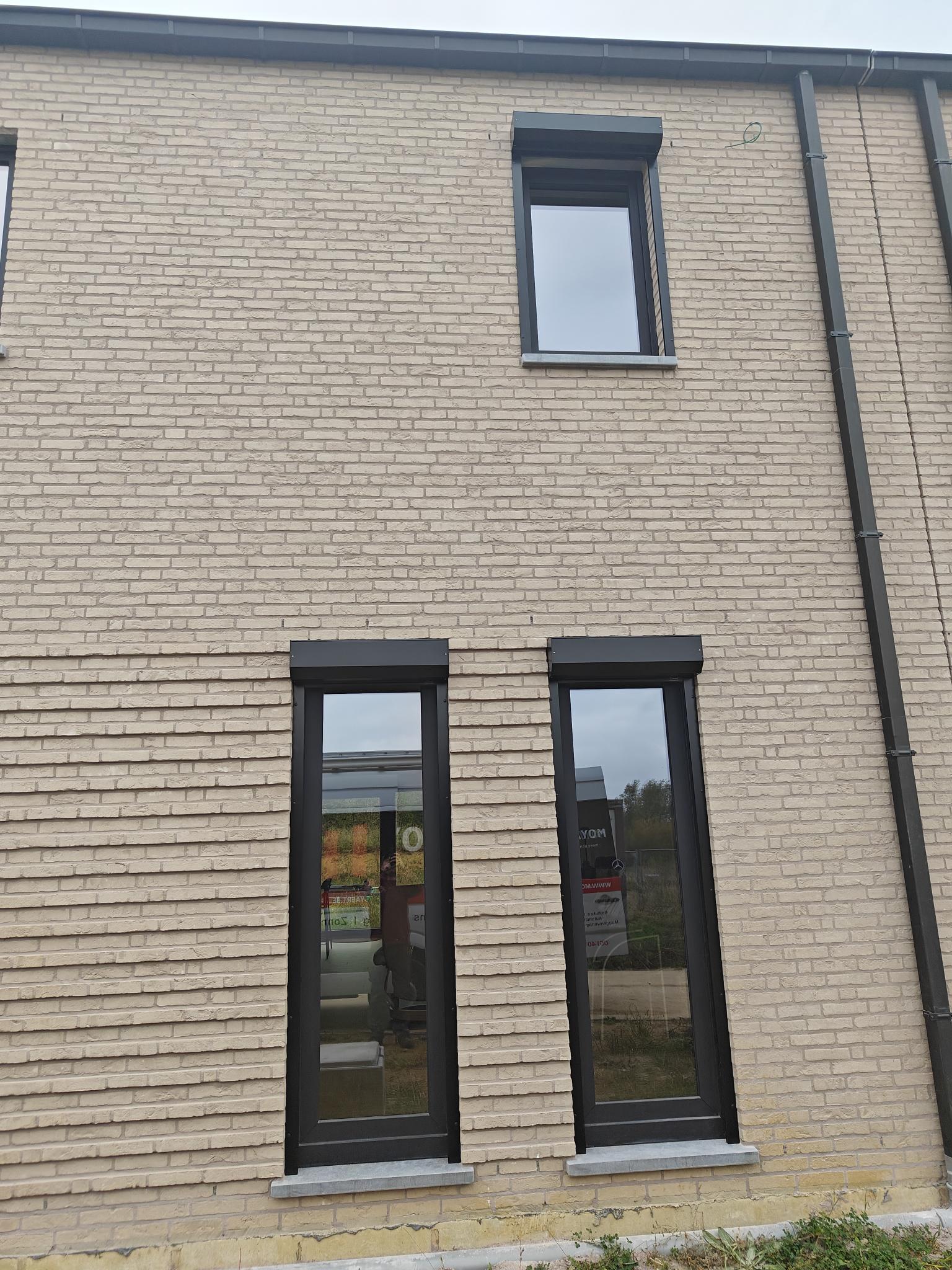 voorzetrolluiken, screens en muggeweringen. 