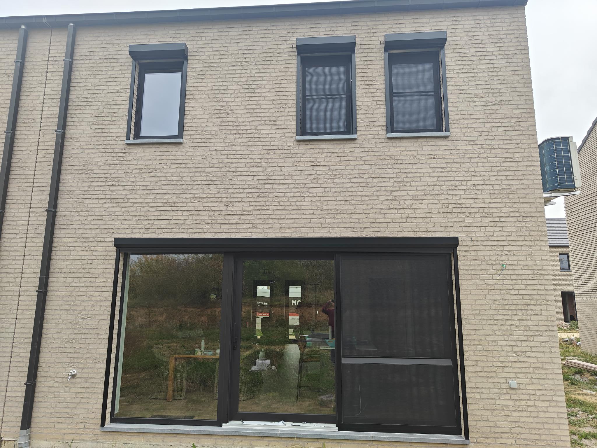 voorzetrolluiken, screens en muggeweringen. 