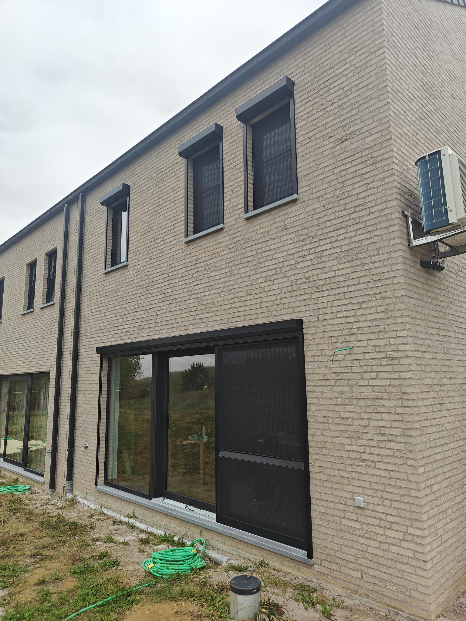 voorzetrolluiken, screens en muggeweringen. 