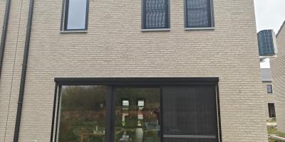 voorzetrolluiken, screens en muggeweringen. 