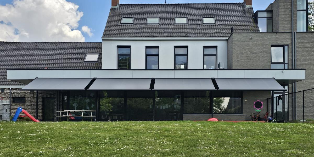 Project met knikarmschermen